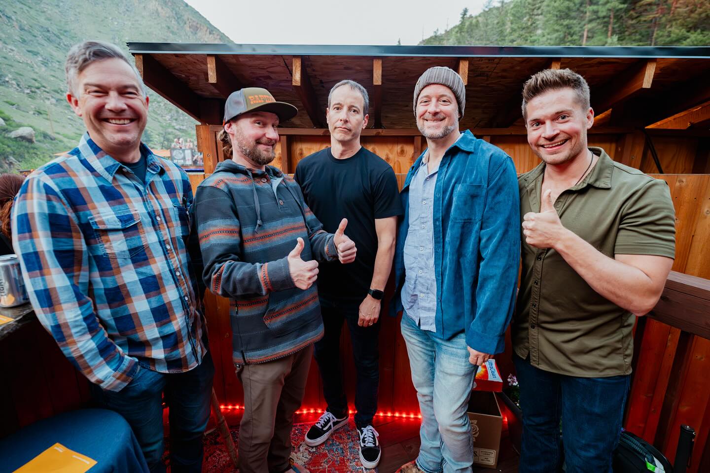 A Yonder Mountain mystery! Can you tell which band member has just learned he can’t drink coffee for 30 days?? The clues are subtle but with careful attention to detail, you just might crack the case!
📸 @taragracerfoto