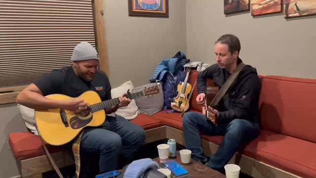 It’s Wednesday and we all need a midweek pick me up. Sending some love to our brother @tyree_d_w_music because his smile, songs, and his voice always make us feel good. 

Even on Wednesday. 

#livemusic #originalmusic #band #musician #greenroom