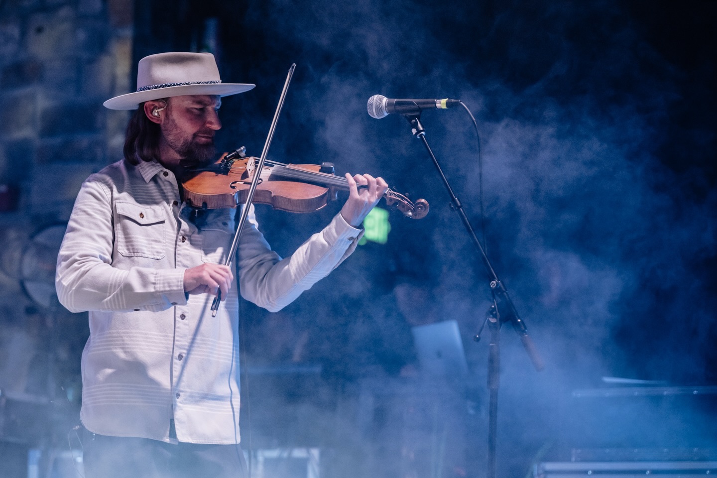 And now we wish the happiest of birthdays to Coleman ! He’s our guy, whether we need sweet ballads or fiery double-stop madness. He’s also our first call if there is ever a zombie apocalypse. This dude can do it all and he does it with excellence. He’s a world class musician and top tier human. Cheers to another year, Cole!

📸 @taragracerfoto 

#yondermountainstringband #birthday #fiddler #ymsb