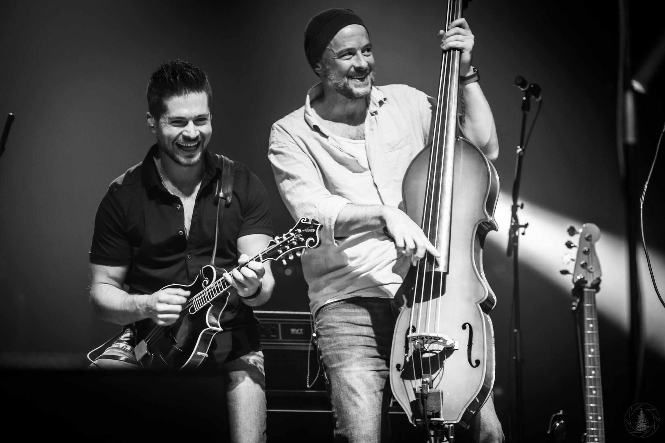 We’re looking at YOU, Cincinnati! In two days (August 1st) we’ll be ready to party at @anniesmusiccenter ! We’re smiling already. See you there!

📸: @samsilkworth 

#ymsb #liveshows #bluegrassmusic #jamband #yondermountainstringband